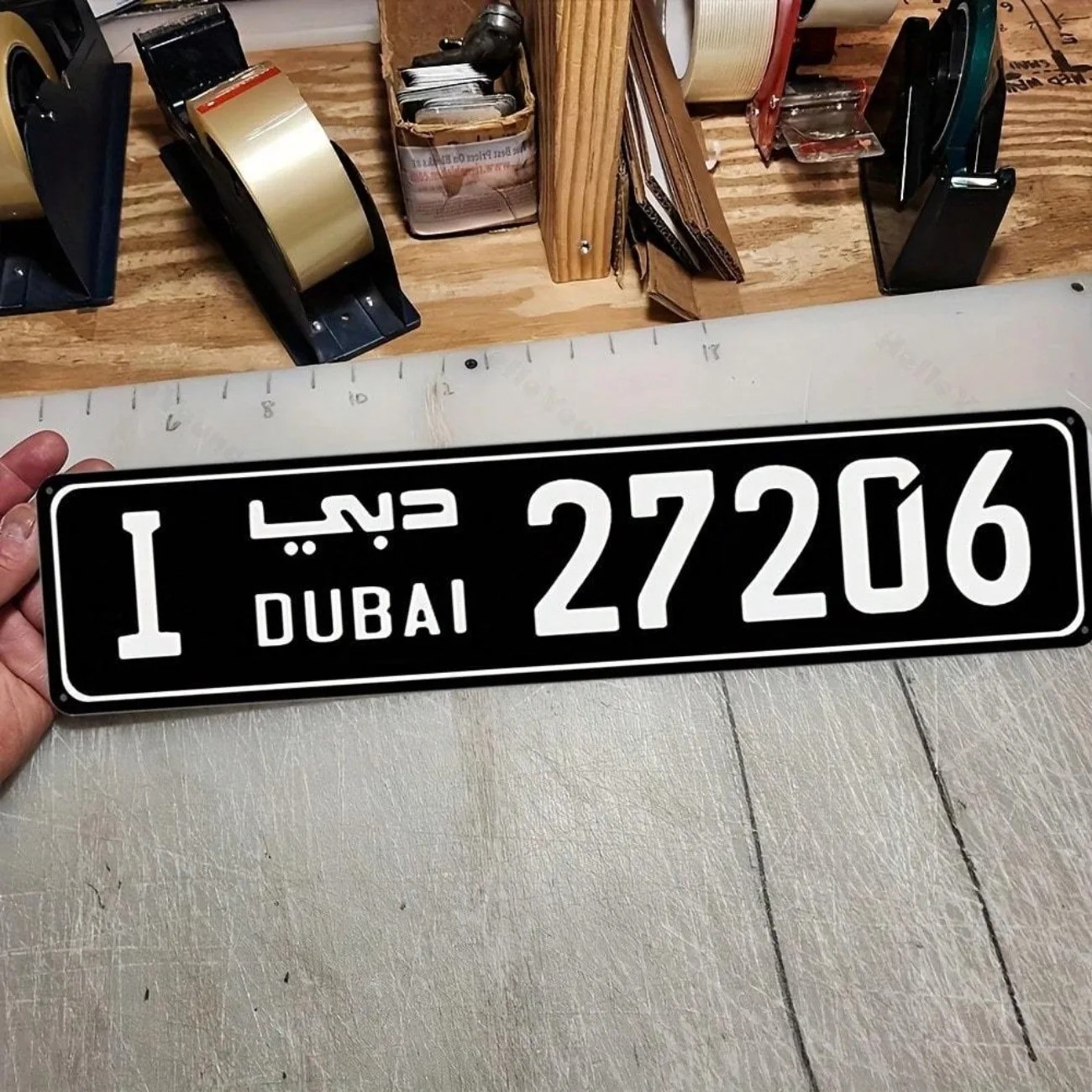 Car Accessories In Dubai - Gegraveerd aluminium straatnaambord met Dubai-thema, roestvrij